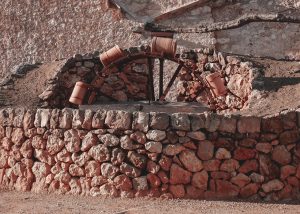 cat costa o fantana forata